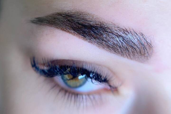 Micropigmentarea sprâncenelor: arta redefinirii privirii